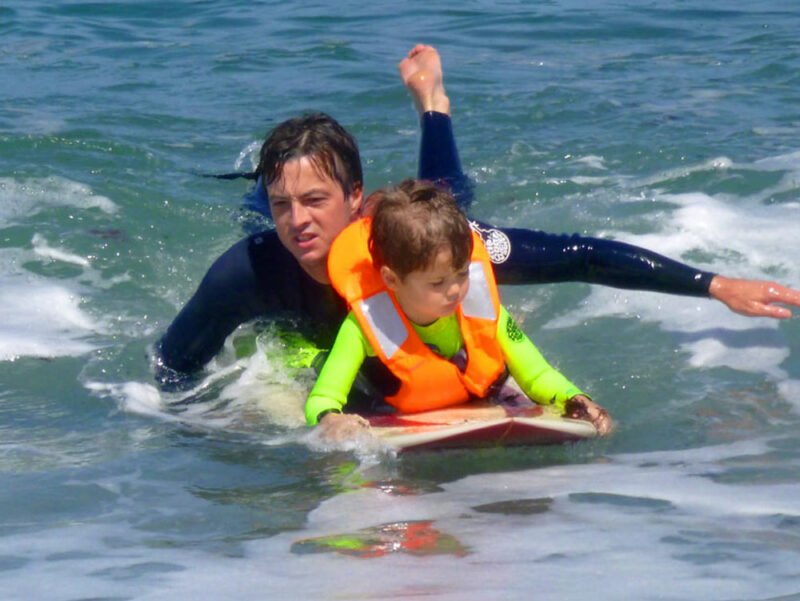 Cours de surf privé pour un enfant de 5 ans en tandem