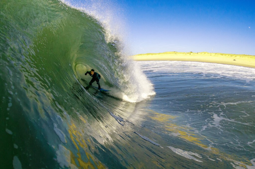Moniteur de surf en action dans des tubes sur les plages du sud landes