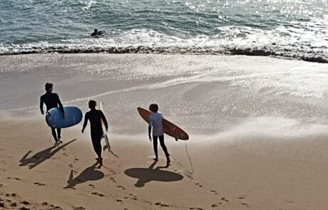 Cours de surf VIP - 2 adolescents et le moniteur