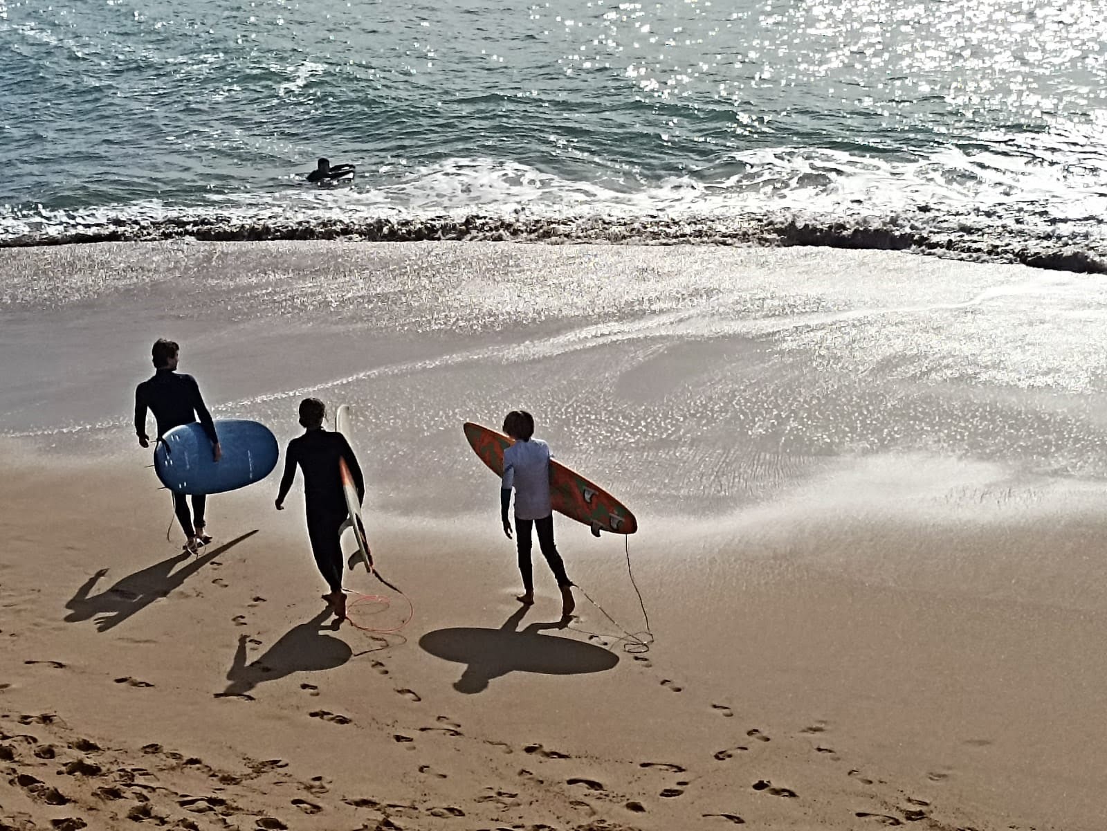 Cours de surf VIP - 2 adolescents et le moniteur