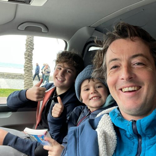 Sourire des enfants après une session de surf