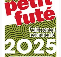 C’est avec une immense fierté que nous partageons cette belle nouvelle : École.surf est désormais un établissement recommandé 2025 dans le célèbre guide Le Petit Futé ! 🎉