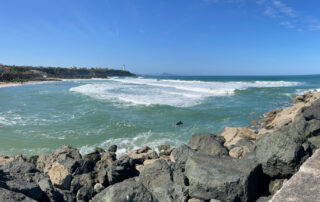 Photographie panoramique depuis une digue à Anglet. On voit la mise à l'eau et le courant d'arrachage qui emmène au large.