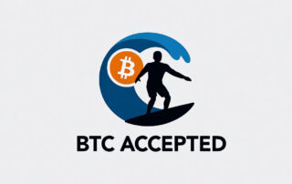 Surfeur sur une vague à Biarritz avec logo Bitcoin, symbolisant les cours de surf payés en Bitcoin au Pays basque.